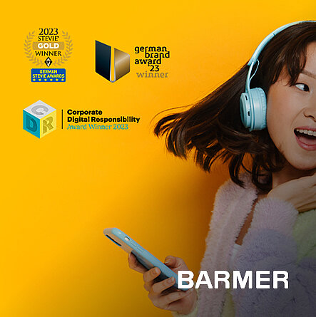 Mädchen hört glücklich ein Hörbuch mit Kopfhörern und hält dabei das Handy in der Hand. Der Hintergrund ist gelb.