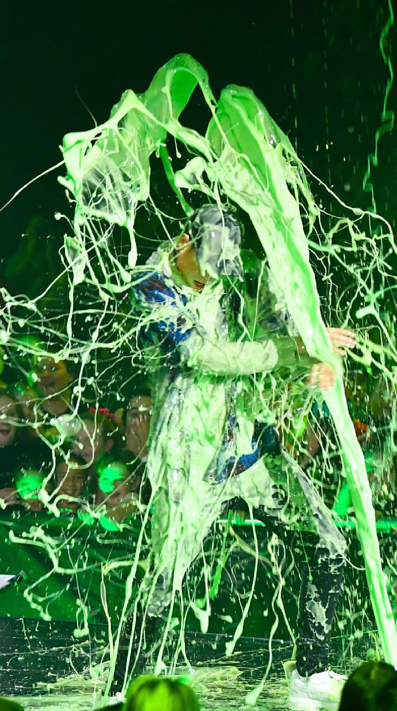 Person auf der Slime-Fest-Bühne wird mit Schleim übergossen