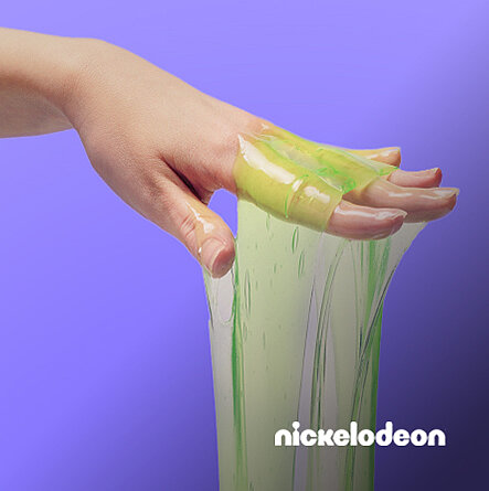 Kinderhand mit Schleim