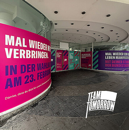 Plakate an Türen und Fenstern