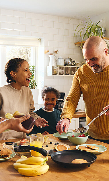 Familie am Frühstückstisch.