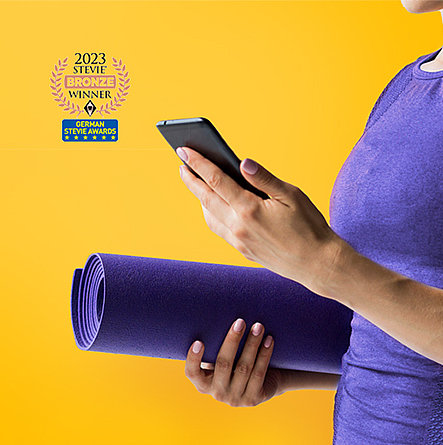 Hände mit Sportmatte und Smartphone