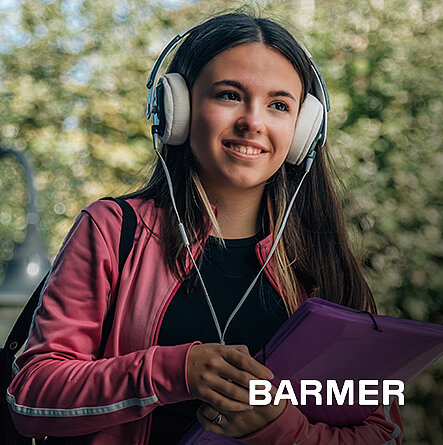 Junges Mädchen mit langen dunklen Haaren und Kopfhörern auf