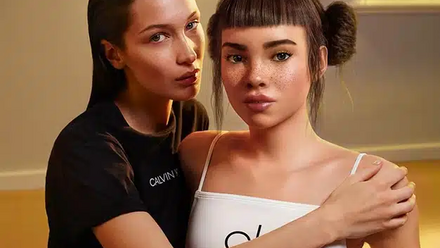 Influencers virtuales: ¿han llegado para quedarse? Mujer real abraza a una modelo generada digitalmente con expresión seria.