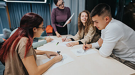 Kaufentscheider:innen? Eine Gruppe Menschen wertet Daten in einem Besprechungsraum aus.