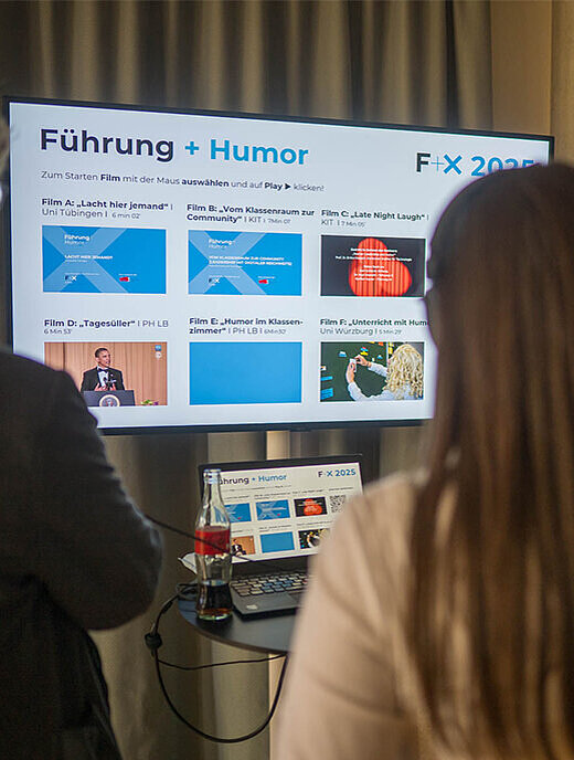 Frau schaut auf ein Display