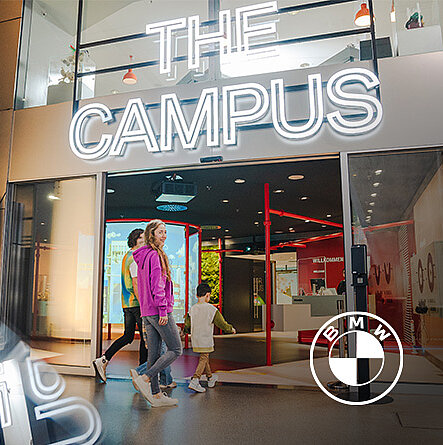 Kinder laufen auf einen Eingang mit der Aufschrift The Campus zu