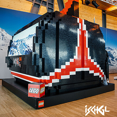 Eine aus Lego-Bausteinen gebaute Gondel in Lebensgröße