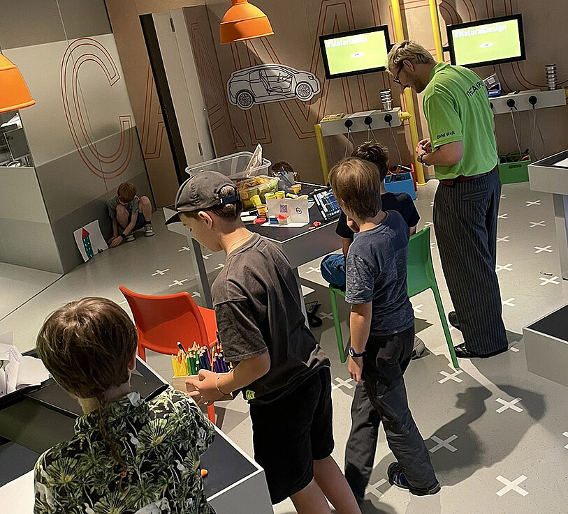 Kinder tüfteln in der BMW Welt