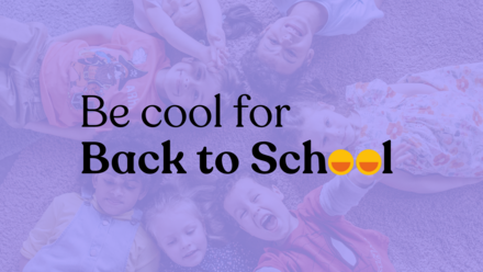 Campañas Back to School: ¿Cómo lo hacen las grandes marcas? El texto de la imagen dice «Be cool for Back to School» con emojis juguetones. Detrás del texto, los niños están tumbados en círculo, sonriendo y disfrutando de su tiempo juntos.