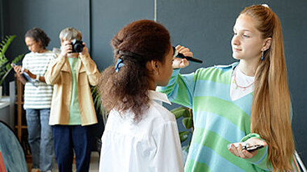 „Und bitte!“ Teenager sind an einem Filmset und werden in der Maske für den Dreh vorbereitet.