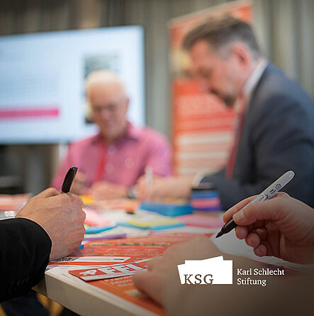 Hand mit Stift in der Hand schreibt etwas