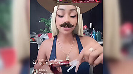 Junge Frau macht ein Live mit lustigen Face-Filtern.
