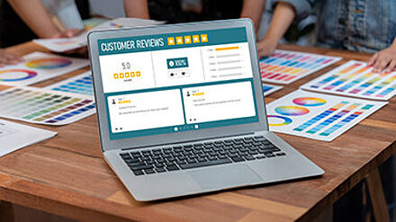 Marktforschung mit schwererreichbaren Zielgruppen Ein Laptopbildschirm zeigt eine Bewertungsplattform.