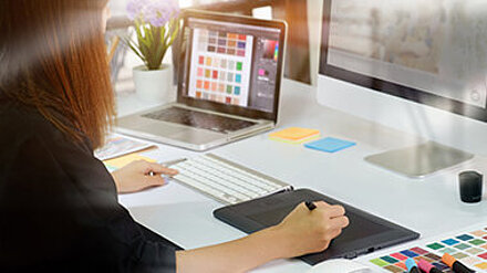 Design ist schön, wenn es funktioniert! Grafikdesigner arbeitet an ihrem Computer an einem Design.