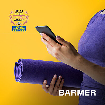 Hände mit Sportmatte und Smartphone