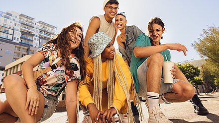 DicZionario®: por qué lo hemos lanzado y cómo puede ayudar a marcas y creativos a crear campañas de marketing Un grupo de amigos jóvenes disfruta al aire libre, vestidos con ropa colorida y relajados, transmitiendo energía, diversión y camaradería en un día soleado.