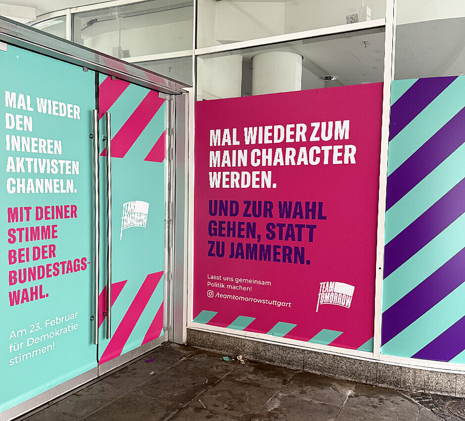 Plakate an Türen und Fenstern
