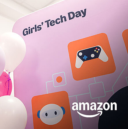 Rosa Schild mit der Beschriftung Girls Tech Day und weiße Luftballons auf der Seite