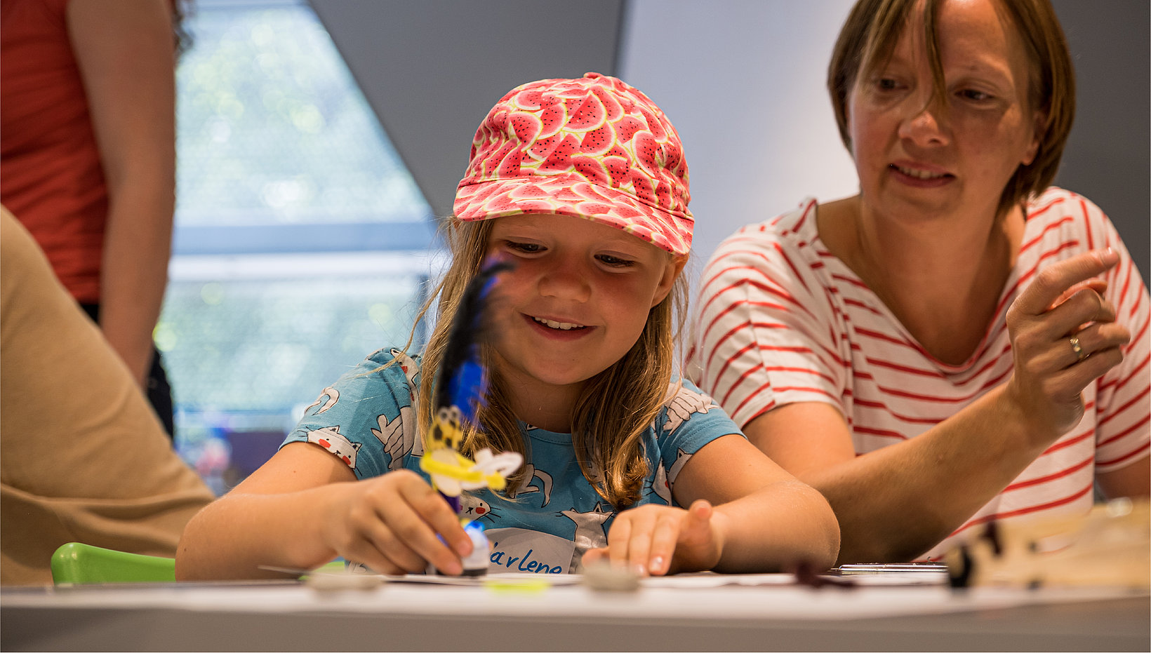 Children and their parents participate in the workshop.