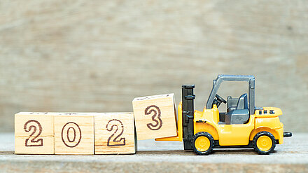 Our Favourite Toys of 2023 Forklift lifts a block with the number "3" to complete the year 2023.