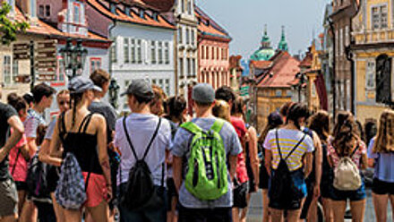 Eine Schulklasse erkundet einen außerschulischen Lernort.