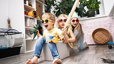 Kinder spielen kreativ mit Plastikfiguren