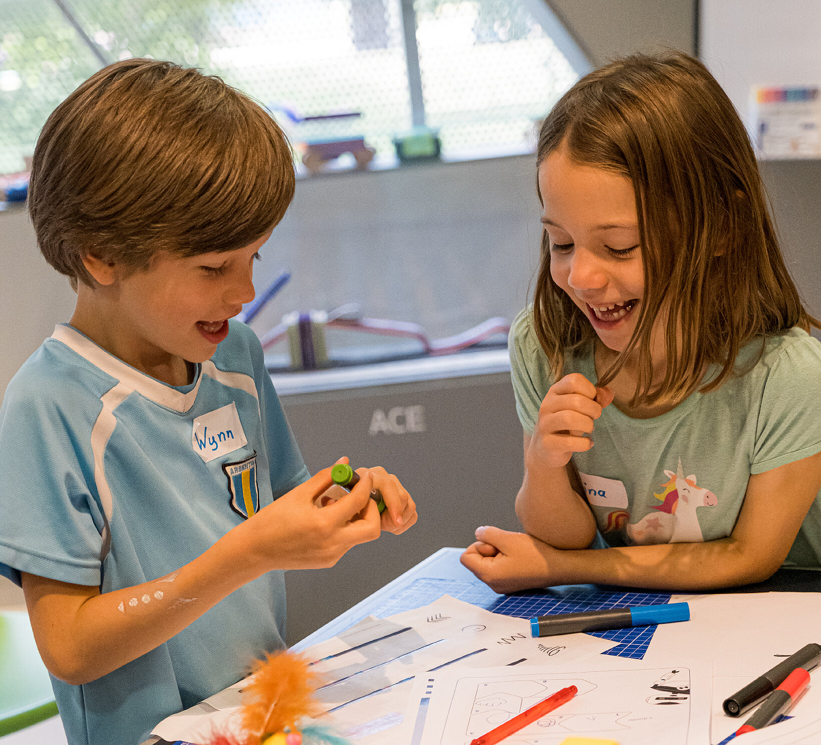 Junge und Mädchen lösen eine Aufgabe innerhalb des Workshops