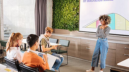 Junge Frau hält einen Vortrag.