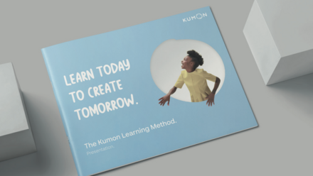 Kumon elige a We are Family para su campaña educativa y de posicionamiento Portada de folleto de Kumon con el texto «Aprende hoy para crear mañana» y una persona sonriente con camisa amarilla mirando hacia arriba. El diseño tiene un estilo moderno con fondo azul.