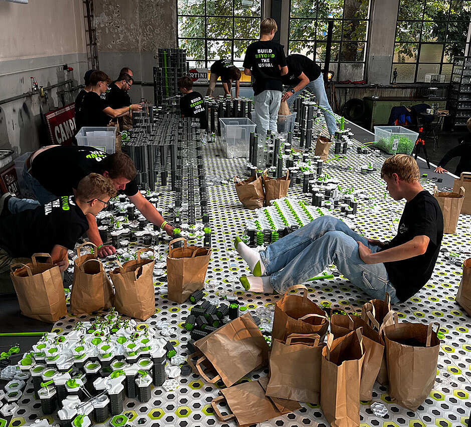 Ausschnitt von Tisch an dem Kinder mit Gravitrax-Teilen bauen