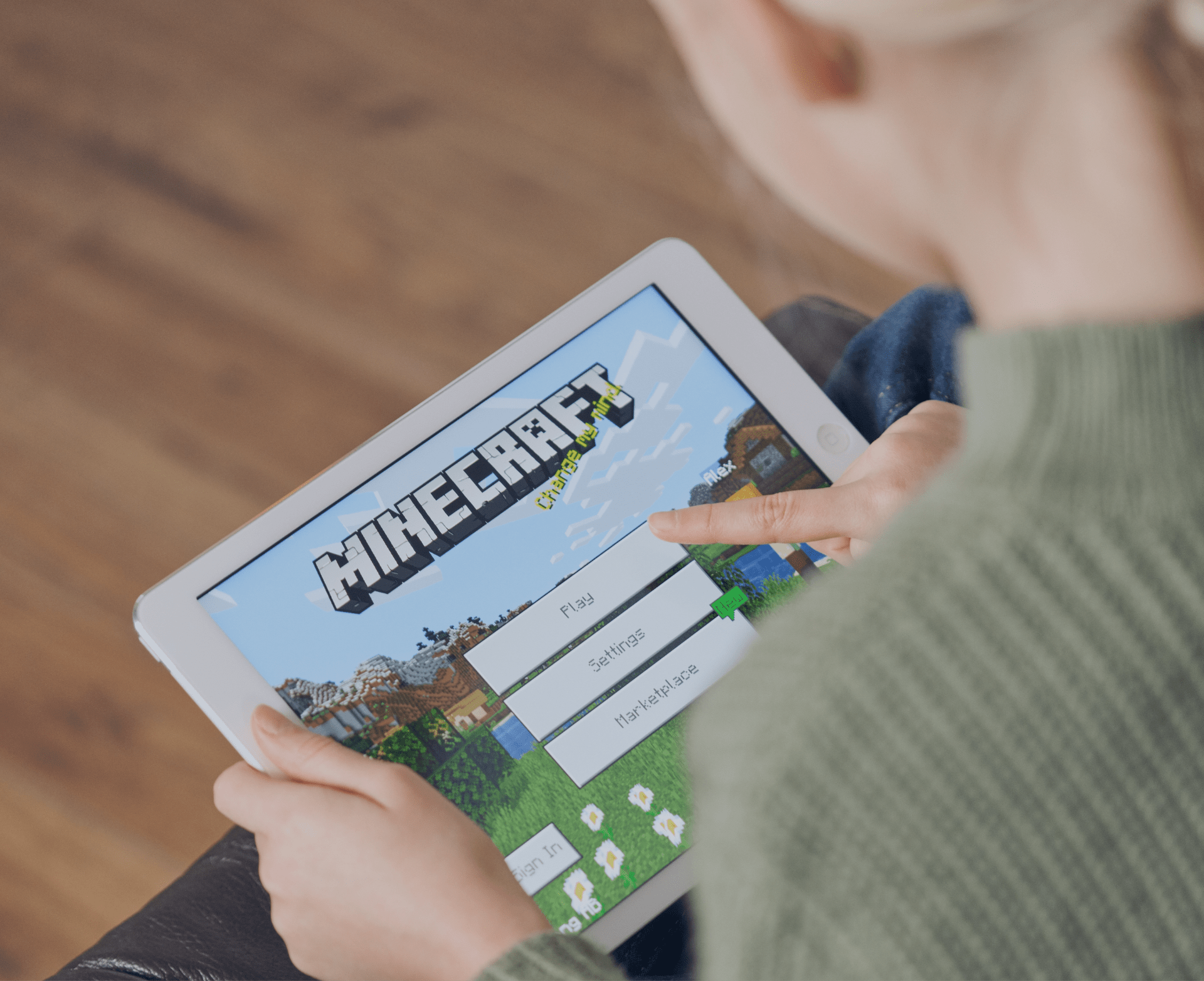Mädchen spielt auf einem Tablet Minecraft.