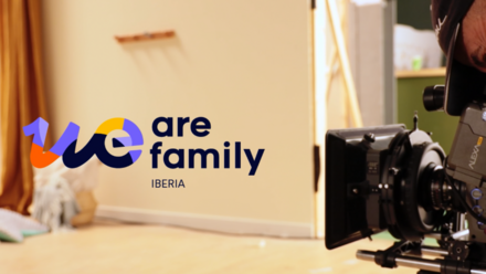 Descubre la fórmula para la publicidad de juguetes en TV La imagen muestra el logotipo «We are family IBERIA» junto a una cámara de vídeo profesional, lo que sugiere un enfoque en la producción de medios de comunicación o el trabajo creativo.