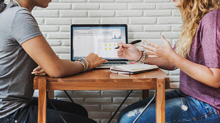 Audience Insights? Zwei Frauen an einem Tisch führen ein Interview.