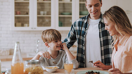 Familie am Frühstückstisch.
