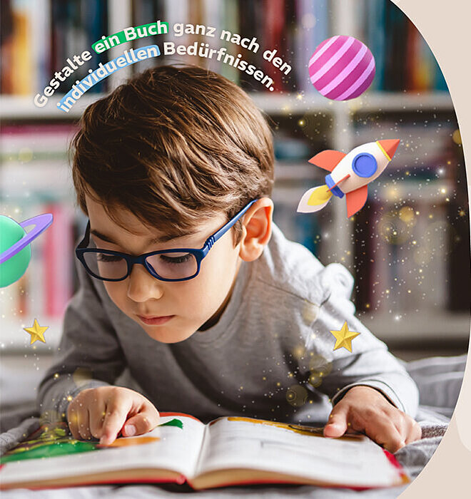Kleiner Junge mit Brille schaut in ein Buch und tippt mit dem Zeigefinger auf die Seite