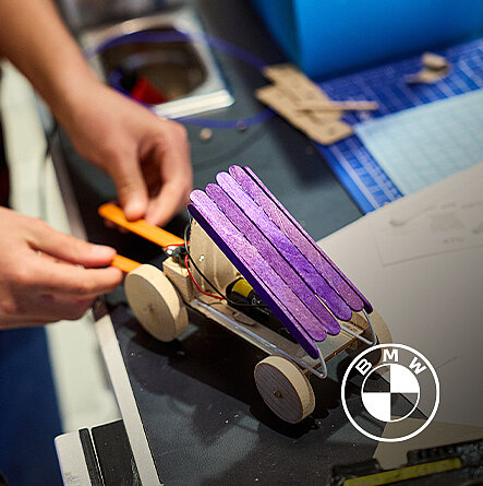 Modellauto in vereinfachter Form aus Holz