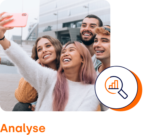 Junge Menschen machen ein Selfie mit dem Smartphone.