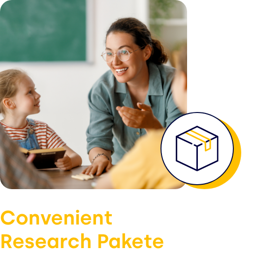 Eine Frau erklärt einer Gruppe Kindern freundlich etwas.