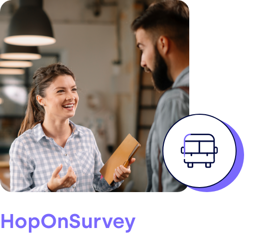 Eine junge Frau erklärt ihrem Gegenüber freundlich etwas.