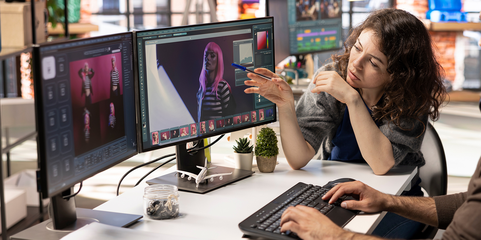 KI-gestützter Kreativprozess im Design-Team: Grafikdesigner nutzen AI-Tools für effiziente Produktion