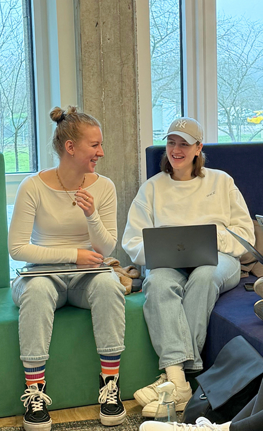 Mitarbeitende testen KI-Tools bei We are Family – kollaboratives Lernen im KI-Trainingscamp