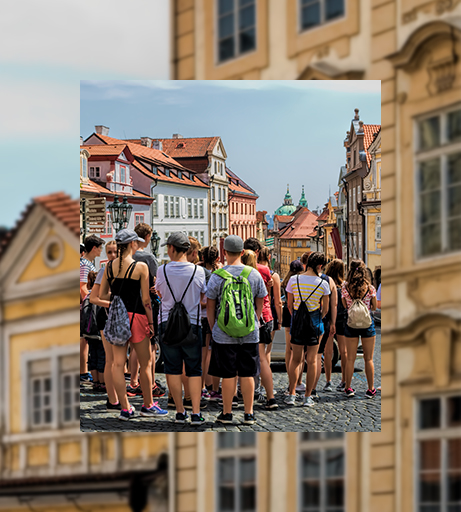Eine Schulklasse erkundet einen außerschulischen Lernort.