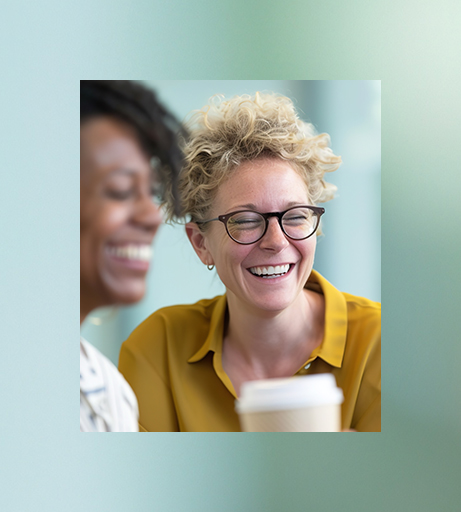 Zwei Lehrerinnen lachen miteinander und halten Kaffeebecher in der Hand. Das Bild steht symbolisch dafür, dass Lehrkräfte keine homogene Zielgruppe sind. Bildungsanbieter, die alle Lehrkräfte gleich ansprechen, verpassen die Chance, sie als Multiplikator:innen für ihre Angebote zu gewinnen.