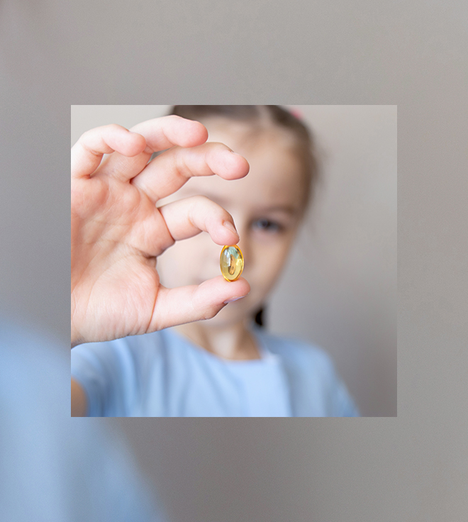 Mädchen mit Nahrungsergänzungsmittel – Eltern-Studie zu Supplements für Kinder