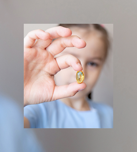 Mädchen mit Nahrungsergänzungsmittel – Eltern-Studie zu Supplements für Kinder