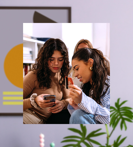 Gruppe junger Frauen mit Bankkarte und Smartphone sieht nachdenklich aus.