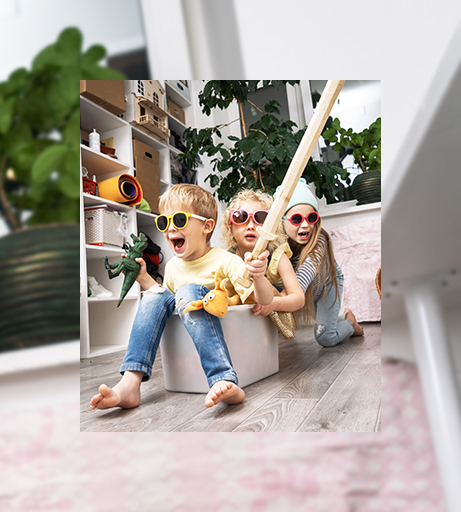 Kinder spielen kreativ mit Plastikfiguren