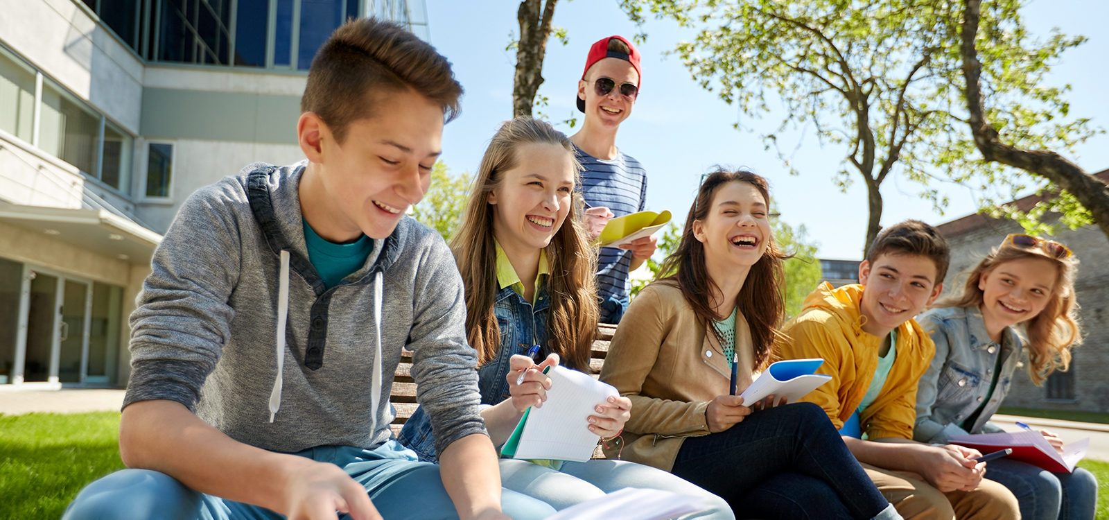 Gen Z Personen sitzen im Freien