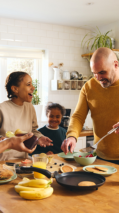 Familie am Frühstückstisch.